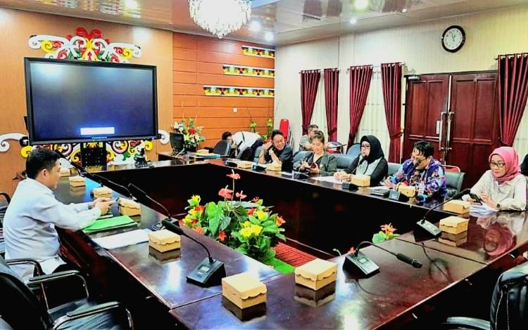 Komisi III DPRD Kalteng saat melangsungkan pertemuan dengan Pemkab Mura untuk menggali informasi terkait upaya penurunan stunting sekaligus menerima aspirasi dari pemkab setempat. (FOTO: DPRD KALTENG)