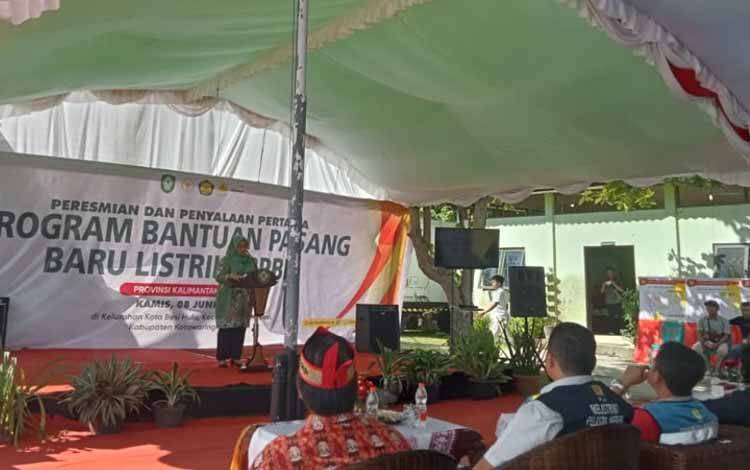 Wakil Bupati Kotawaringin Timur Irawati memberikan sambutan saat meluncurkan Program BPBL di Kelurahan Kota Besi Hulu, Sampit. (FOTO: IST)