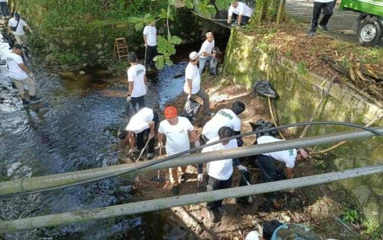 Peringati Hari Lingkungan Hidup Sedunia, DLH Lakukan Kegiatan Bersih Saluran Air
