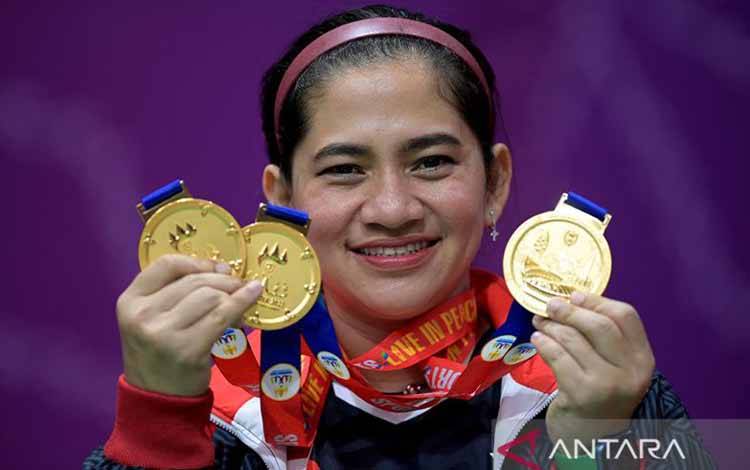 Pebulu tangkis Indonesia Leani Ratri Oktila menunjukan medali emas yang diraihnya pada ASEAN Para Games 2023 di Morodoc Techo Badminton Hall, Phnom Penh, Kamboja, Jumat (9/6/2023). Indonesia juara umum cabang olahraga bulu tangkis di ASEAN Para Games 2023 dengan meraih 13 medali emas, sembilan perak dan delapan perunggu. ANTARA FOTO/Zabur Karuru/nym.