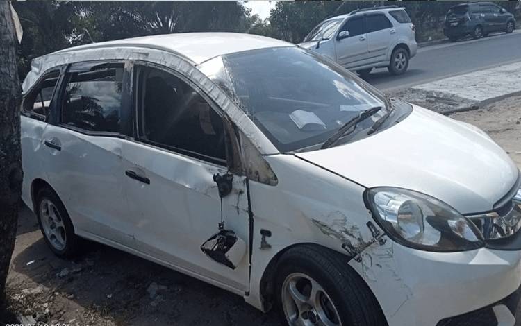 Seorang Pria Tabrak Mobil Parkir Hingga Terbalik Akibat Mengantuk