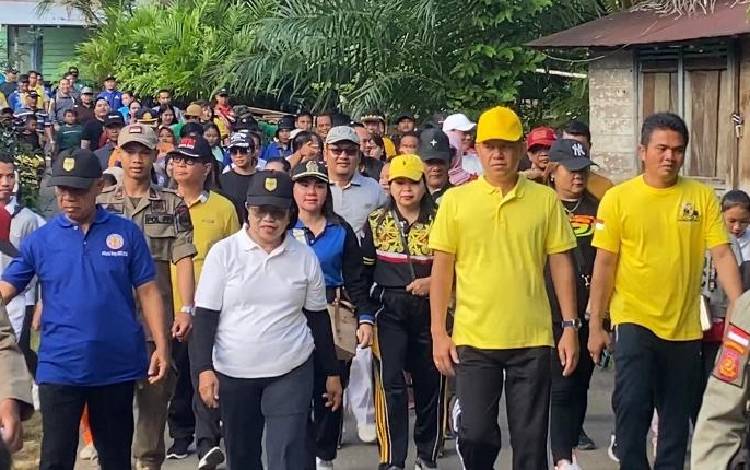 Bupati Gunung Mas Jaya S Monong bersama dengan Wakil Bupati Efrensia L.P Umbing, Anggota DPRD Gunung Mas Binarta dan lainnya saat mengikuti jalan sehat di Kecamatan Manuhing, Sabtu, 10 Juni 2023. (FOTO: IST)