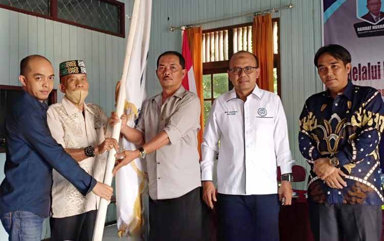 Ketua BPC Gapensi Barito Timur periode 2018 - 2023 Nempel K Djandang, menyerahkan bendera pataka Gapensi kepada Ketua Gapensi yang baru H Iswahyudi dalam Muscab V di Tamiang Layang, Sabtu, 10 Juni 2023. (FOTO: BOLE MALO)