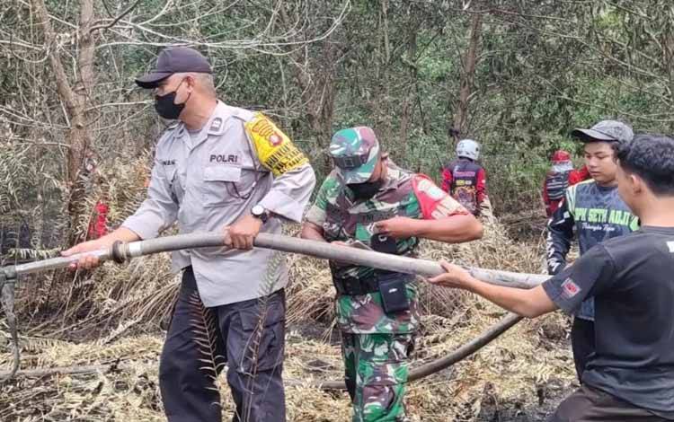 Tim Gabungan saat melakukan pendinginan lahan di Jalan Karanggan (Foto : Pathur)