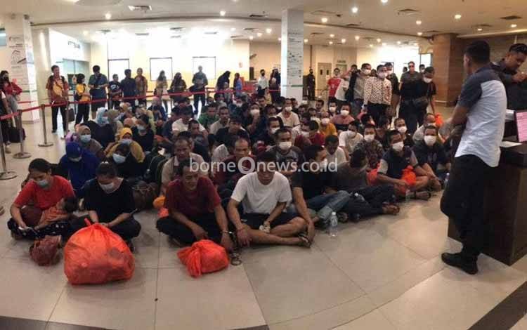 Ratusan PMI non prosedural yang dipulangkan dari Malaysia di Pelabuhan Sri Bintan Pura, Tanjungpinang (ANTARA/HO-BP3MI Kepri)