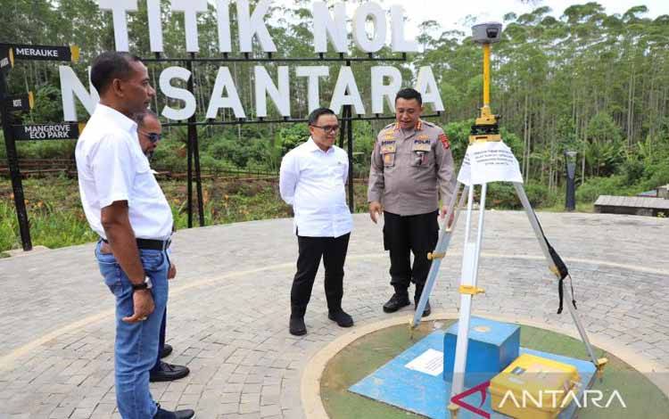 Menteri Pendayagunaan Aparatur Negara dan Reformasi Birokrasi (Menpan RB) Abdullah Azwar Anas mengunjungi lokasi pembangunan Ibu Kota Negara (IKN) Nusantara di Kalimantan Timur, Sabtu (10/6/2023). ANTARA/HO-Kemenpan RB