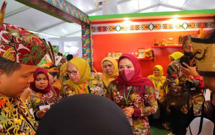 Wakil Bupati Seruyan Hadiri Pembukaan PENAS XVI di Padang
