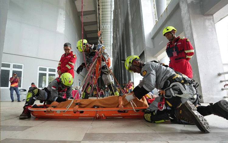 Tim Tanggap Darurat (ERT) perusahaan tambang dan mineral saat melakukan simulasi penyelamatan korban pada ajang 2nd Kalimantan Fire and Rescue Challenge (KFRC) 2023 di Palangka Raya, Kalimantan Tengah pada 3-10 Juni 2023. ANTARA/HO-PPA.