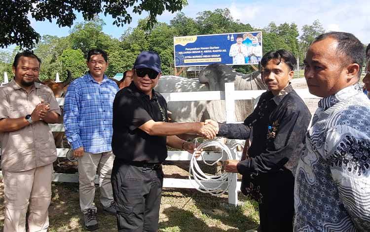 Keluarga Besar H Abdul Rasyid AS dan CBI Group Serahkan 90 Ekor Sapi Kurban