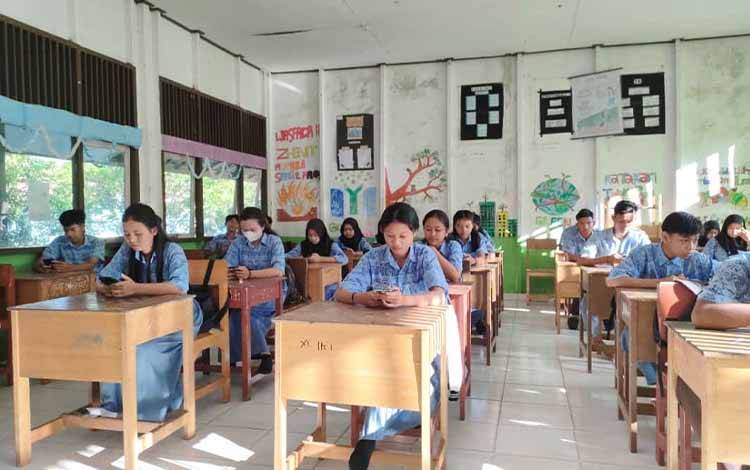 Pelajar Sekolah Menengah Atas (SMA) sedang mengikuti kegiatan belajar mengajar. Pemerintah menetapkan sistem zonasi masih menjadi acuan dalam PPDB 2023. (FOTO: IST)?