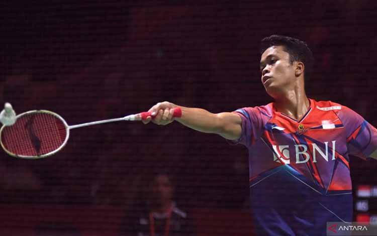 Arsip - Pebulu tangkis tunggal putra Indonesia Anthony Sinisuka Ginting mengembalikan kok ke arah lawannya pebulu tangkis tunggal putra China Shi Yu Qi pada babak 16 besar Daihatsu Indonesia Master 2023 di Istora Gelora Bung Karno, Senayan, Jakarta, Kamis (26/1/2023). ANTARA FOTO/Indrianto Eko Suwarso/rwa.