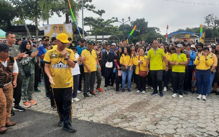 Bupati Gunung Mas Lepas Peserta Jalan Sehat di Kecamatan Kurun