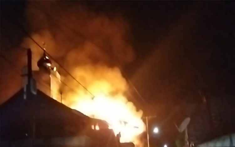 Kebakaran di Jalan Kapuas, Kelurahan Selat Hulu, Kecamatan Selat, Minggu malam, 12 Juni 2023. (FOTO: IST)?