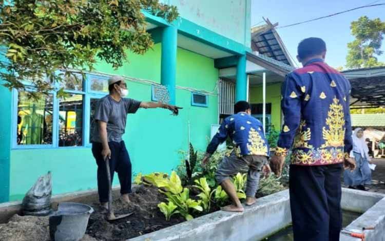 Percantik Taman Madrasah, Guru MAN Kapuas Lakukan Penanaman Bunga