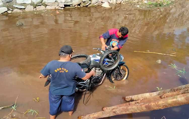 Tim Call Center 112, saat mengevakuasi motor Honda Verza milik Hengky (Foto : Pathur)
