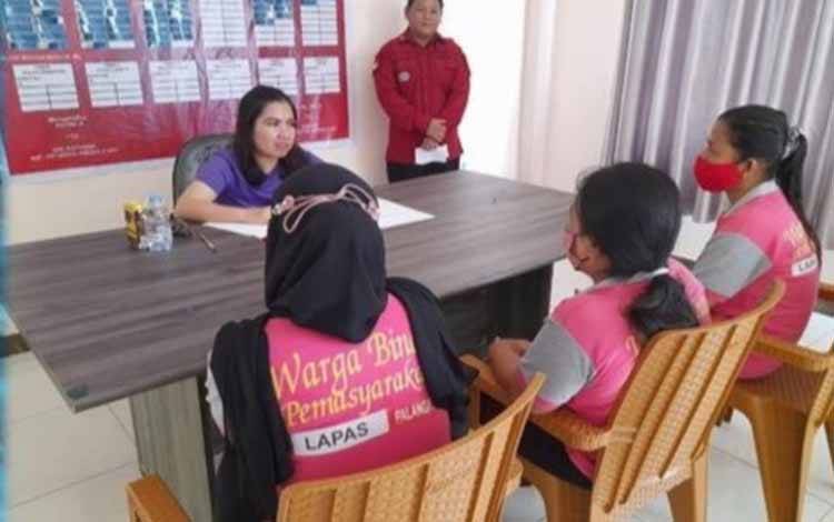 Tiga WBP saat mengikuti kegiatan konseling psikologi (Foto : Lapas Perempuan Kelas IIA Palangka Raya)