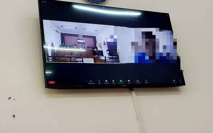 Terdakwa saat menjalani sidang virtual di Pengadilan Negeri Palangka Raya, Senin, 12 Juni 2023 (Foto: Apriando)