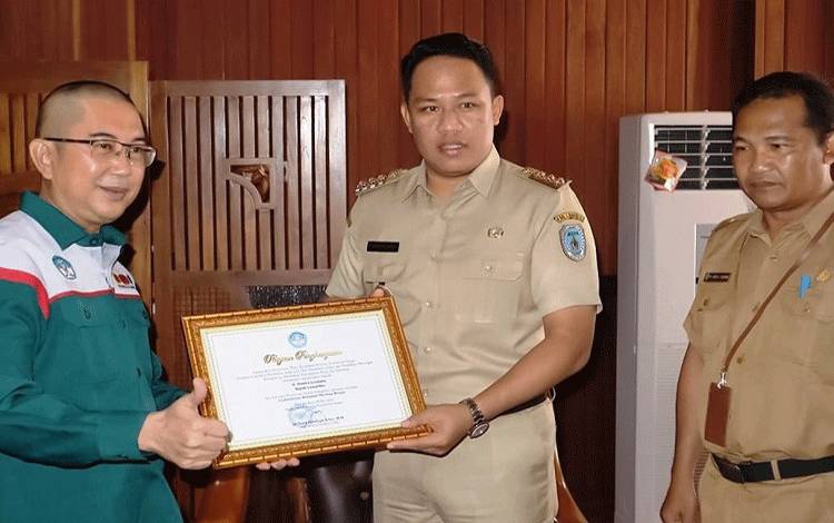 Bupati Lamandau Terima Penghargaan dari BPMP Kalteng
