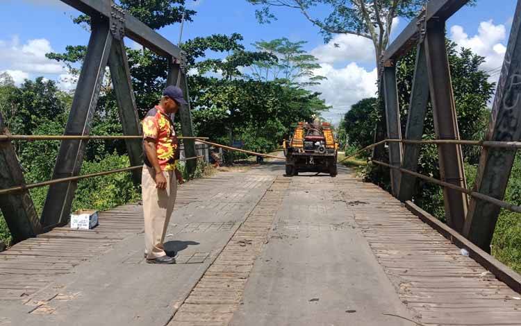 Dinas PUPR Kabupaten Kotawaringin Timur memperbaiki Jembatan Patah, Jalan Kapten Mulyono, Sampit, Selasa, 13 Juni 2023. (FOTO: DEWIP)?