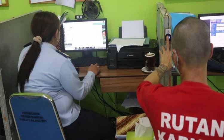 Petugas Yantah Rutan Kapuas Input Data SDP Tahanan Baru