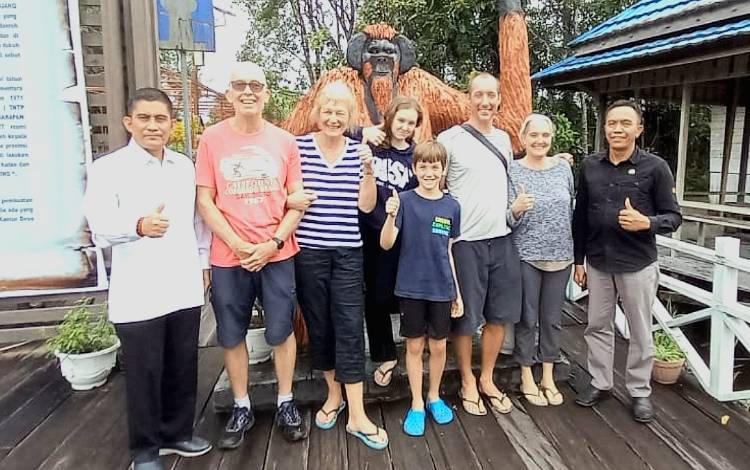 Anggota DPRD Kalteng, Jubair Raifin (paling kiri) ketika pada saat melaksanakan reses di salah satu daerah di Kalteng. (FOTO: DOK RESES JUBAIR ARIFIN)