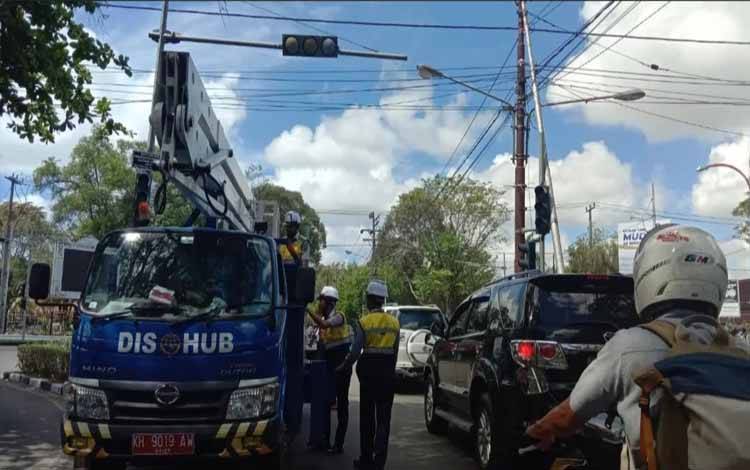 Pastikan Arus Lalu Lintas Lancar, Dishub Lakukan Perawatan Traffic Light