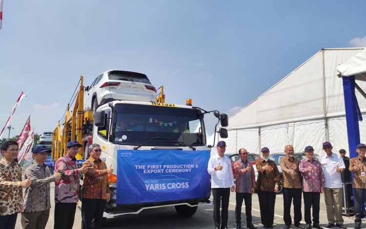 Menperin Lepas Ekspor Perdana Mobil Hybrid Toyota