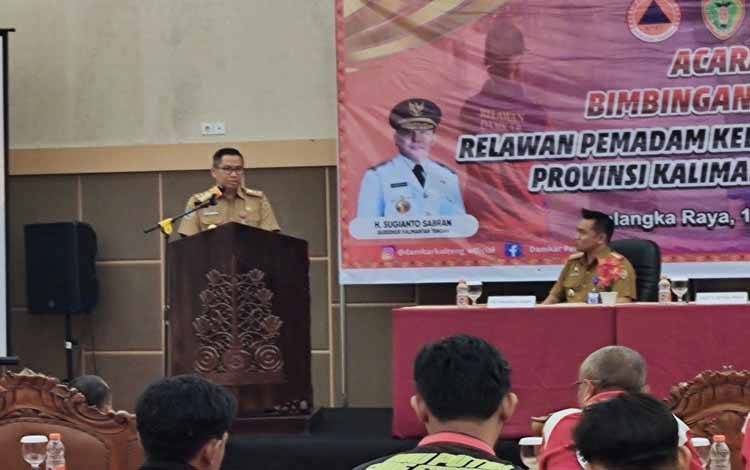 Asisten Perekonomian dan Pembangunan (Ekbang) Setda Provinsi??Kalteng Leonard S. Ampung saat mewakili Sekda Kalteng membuka Bimtek di Hotel Best Western Batang Garing Palangka Raya, Selasa 13 Juni 2023. (FOTO: HERMAWAN)