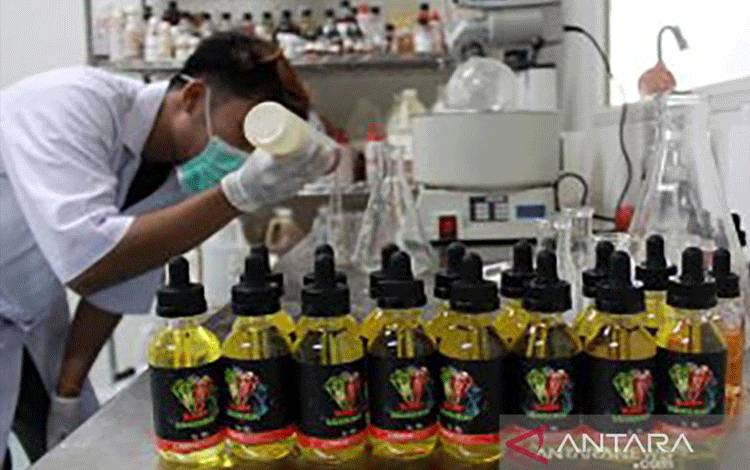 Arsip - Pekerja meracik cairan rokok elektronik (vape) di industri kawasan Buduran, Sidoarjo, Jawa Timur (26/11/2019). (ANTARA FOTO/Umarul Faruq/pras)