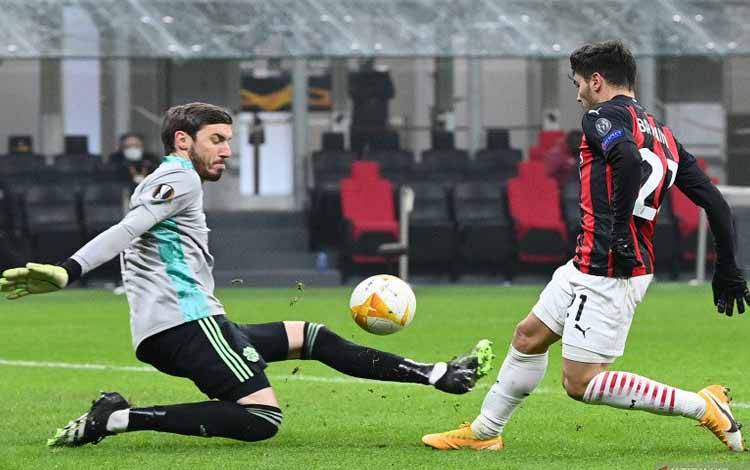 Arsip - Brahim Diaz (kanan) saat berseragam AC Milan (AFP/VINCENZO PINTO)