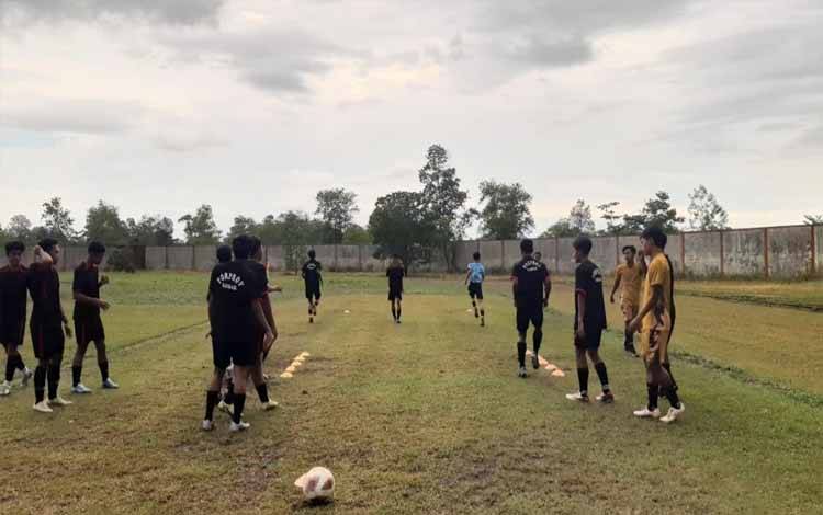Tim Sepak Bola Kobar Tetap Lakukan Persiapan Serius Meski Jadwal Porprov Belum Jelas Tanggalnya