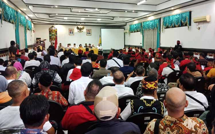 Audiensi Pemerintah Kabupaten Kotawaringin Timur dengan TBBR masih berlangsung, Rabu, 14 Juni 2023. (FOTO: DEWIP)
