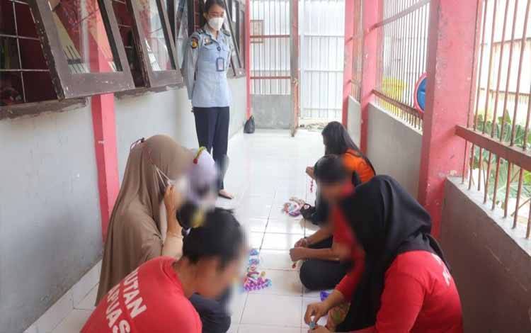 Hasil Kerajinan Tangan Berbahan Dasar Manik-Manik Buatan WBP Perempuan Rutan Kapuas Siap Dipasarkan