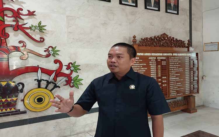 Anggota DPRD Kapuas Ini Nilai Pemkab Tidak Peka Terkait Kondisi Halaman SMAN 1 Pujon Tergenang Air