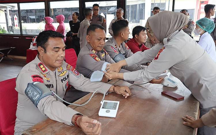 Kapolres Barito Timur AKBP Viddy Dasmasela saat mengikuti bakti kesehatan donor darah massal di Lounge Polres Barito Timur Rabu, 14 Juni 2023. (FOTO: HUMAS POLRES BARTIM)