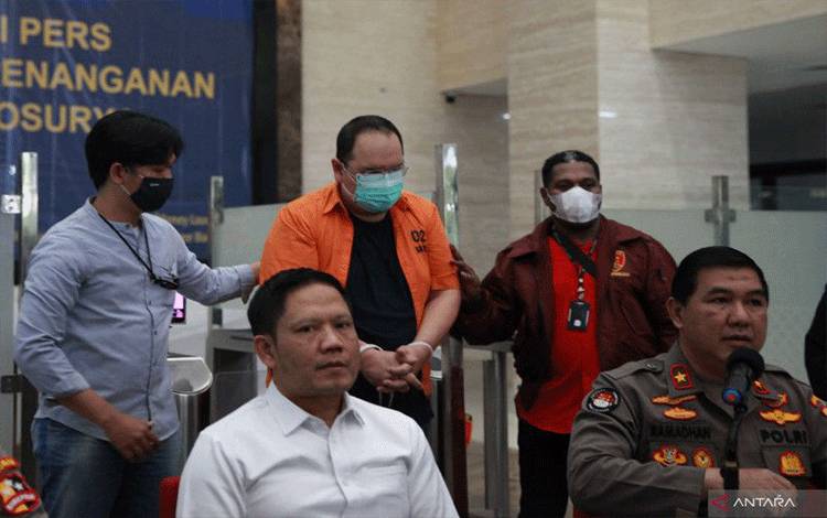 Kejari Jakbar Eksekusi Terpidana Henry Surya ke Rutan Salemba