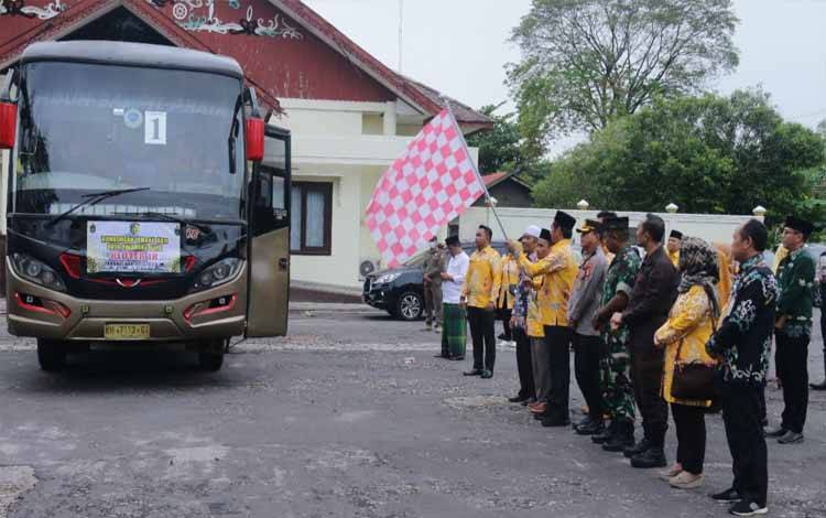 Pemberangkatan calon jamaah haji kloter 18 dari Palangka Raya. (FOTO: HENDRI)