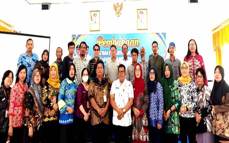 Disnakertranskop UKM Barito Utara Gelar Pelatihan Budidaya Ayam Petelur