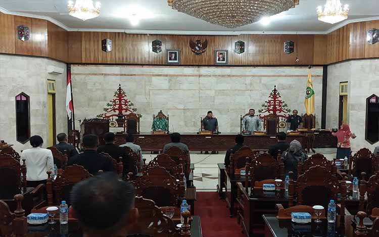 DPRD Kapuas Paripurna Pemandangan Umum Fraksi Pendukung Terhadap 2 Raperda