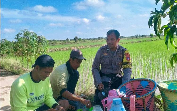 Sambangi Warga, Bhabinkamtibmas Polsek Selat Sampaikan Imbauan Kamtibmas