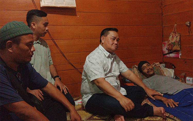 Bupati Kotim Jenguk Warga Sakit dan Beri Bantuan Kursi Roda