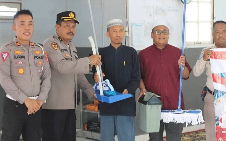 Satlantas Polres Kapuas Baksos Bersihkan Tempat Ibadah Sambut HUT ke-77 Bhayangkara