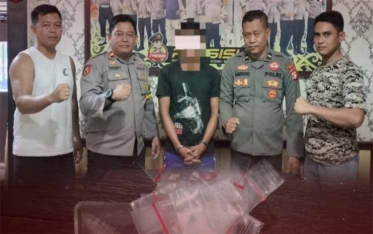 Personel Polsek Kapuas Hulu amankan pelaku kasus sabu. (FOTO: IST)