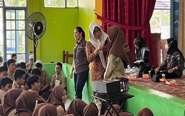 Bentuk Generasi Muda Taat Hukum, Polwan Polres Kapuas Sosialisasikan Ini ke Sekolah