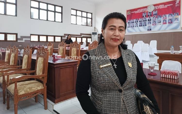 Anggota DPRD Gunung Mas Rayaniatie Djangkan usai mengikuti rapat paripurna. (FOTO: RISKA YULYANA)