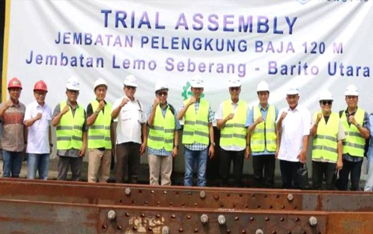 Bupati H Nadalsyah didampingi, Wakil Bupati, Sekda, Kadis PUPR dan pejabat teknis Dinas PUPR saat meninjau fabrikasi Jembatan PT Indo Trans Bogor yang mengerjakan pembangunan Jembatan Lemo-Lemo Seberang, Kamis 15 Juni 2023. (Foto: Dhani)?