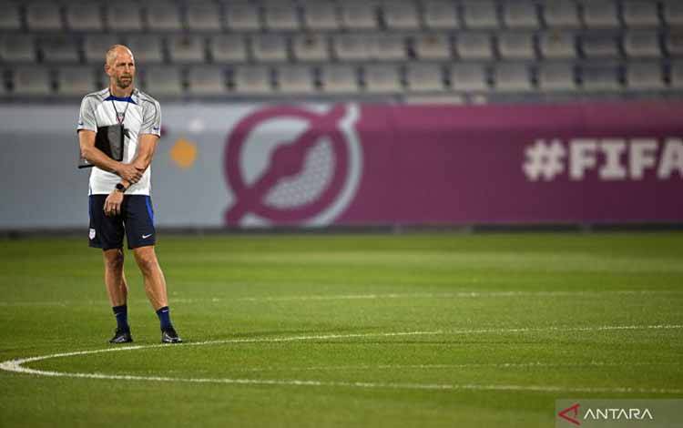 Arsip - Pelatih timnas AS Gregg Berhalter menyaksikan para pemainnya berlatih di Al Gharafa SC, Doha, Qatar, 2 Desember 2022. (ANTARA/AFP/PAUL ELLIS)