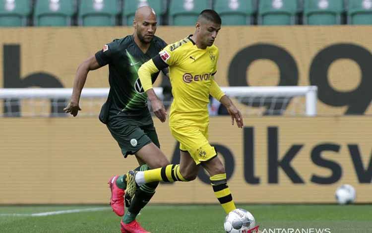 Foto arsip - Gelandang asal Borussia Dortmund Mahmoud Dahoud (kanan), yang resmi menjadi rekrutan ketiga Brighton & Hove Albion (ANTARA/AFP/MICHAEL SOHN)