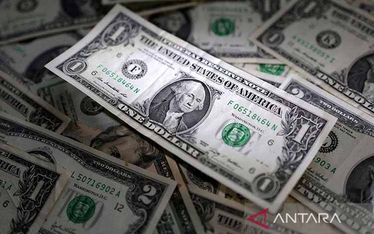 Uang kertas dolar AS terlihat dalam ilustrasi yang diambil 10 Maret 2023. ANTARA/REUTERS/Dado Ruvic/pri.