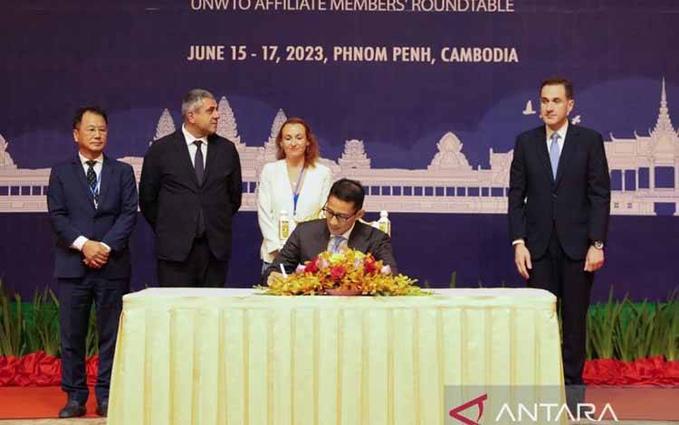 Menparekraf Sandiaga Uno menandatangani kode internasional untuk perlindungan wisatawan yang disusun oleh UNWTO pada saat Konferensi UNWTO di Phnom Penh, Kamboja, Kamis (15/6/2023). ANTARA/HO-Kemenparekraf